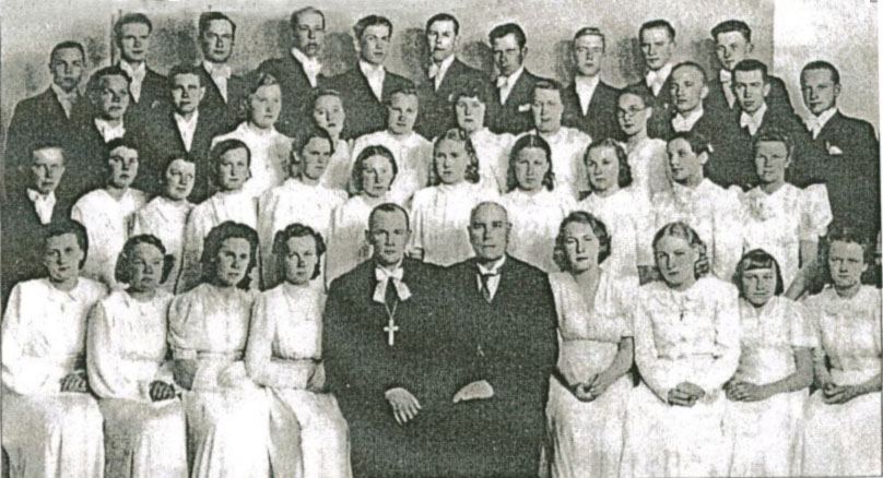 Leeripilt 2. maist 1940, keskel õpetaja Konstantin Kütt ja köster Gustav Möll.