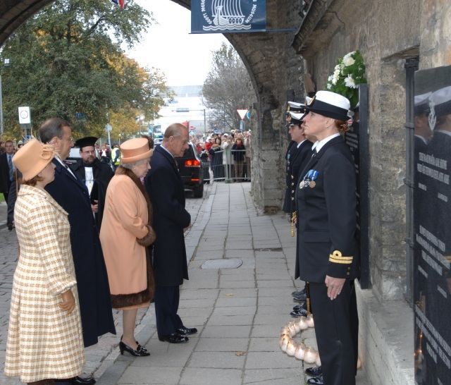 Mälestushetk Briti Kuningliku Mereväe mälestustahvli ees Meremuuseumi juures.