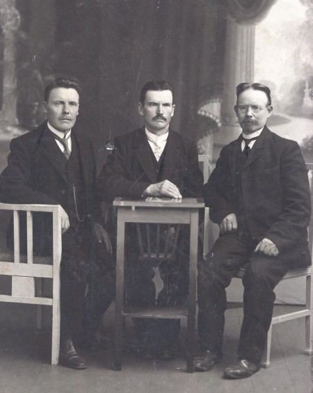 Vennad Kriisad: Tannil (vasakult), Jakob ja Juhan. Fotograaf G. Zopp.	 Foto: Võrumaa Muuseumi kogu.