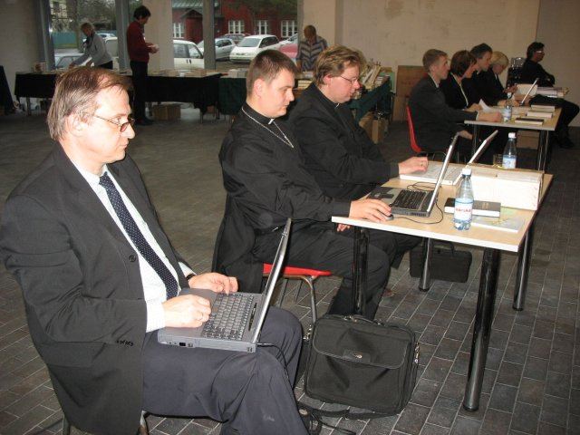 Kirikukogu istungil Viimsi kirikus. Vaimulike igapäevaste töövahendite hulka kuulub lahutamatult ka sülearvuti.