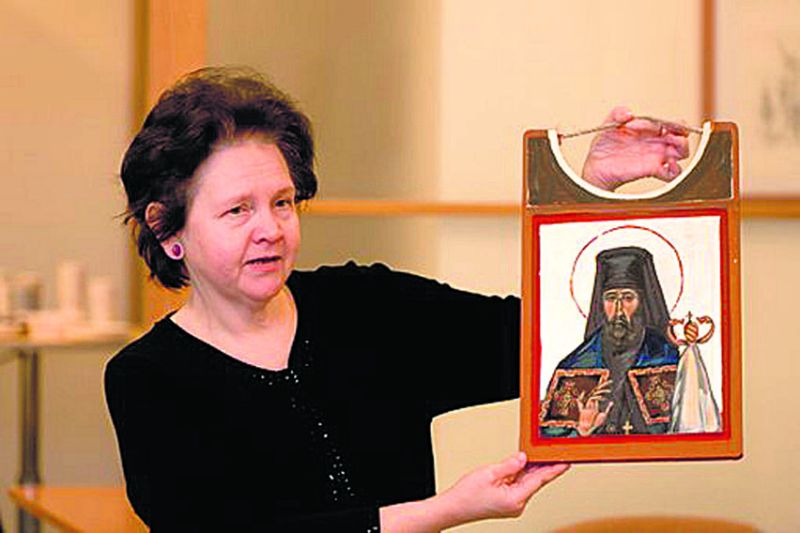Sirje Säär näitab ikoonimaali kursusest osavõtjatele Epp Haabsaare ikooni pühast Platonist. Epp Haabsaar on maalinud kõik Kohila apostliku õigeusu kiriku ikonostaasi ikoonid.