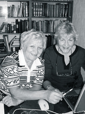 Vepsakeelset pühakirjateksti valmistasid ette Nina Zaitseva (vasakul) ja Inka Pekkanen.