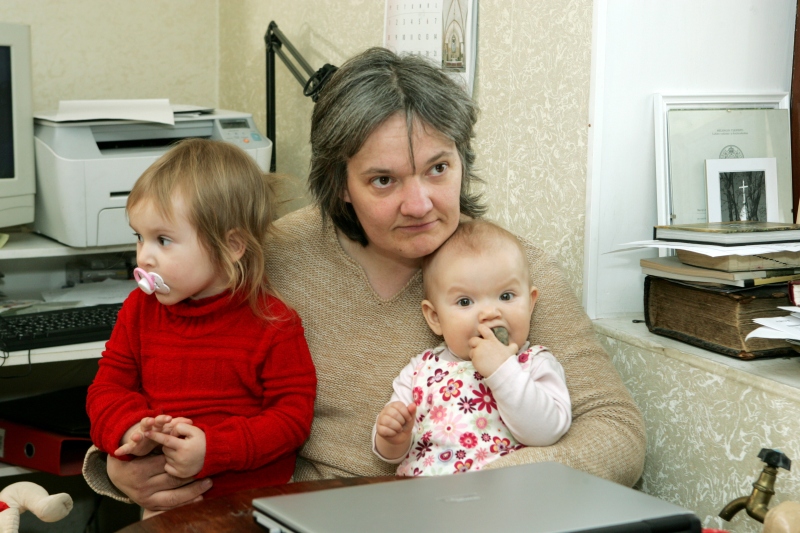 Ema on tööl: Margit Lail koos kahe noorema tütrega.