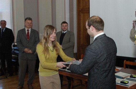 Lisaks esi-preemiale pälvis Eleri Kärtner ka Eesti Noorte Teadlaste Akadeemia eriauhinna, mille andis üle ENTA esindaja Dmitri Teperik.