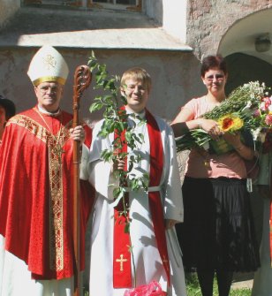 Joel Siim (keskel) koos abi-kaasa Merle Siim-Prassi ja peapiiskop Andres Põderiga.