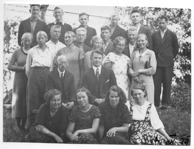 Alfred ja Senta Tooming (istub, paremalt esimene) leerilastega Harju-Jaanis 4. juulil 1935. a. 
