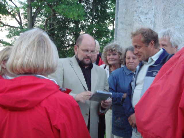 Kontserdi lõppedes tuli Jassi Zahharov Otepää kirikuaeda rahvaga vestlema ja plaadile autogramme jagama.