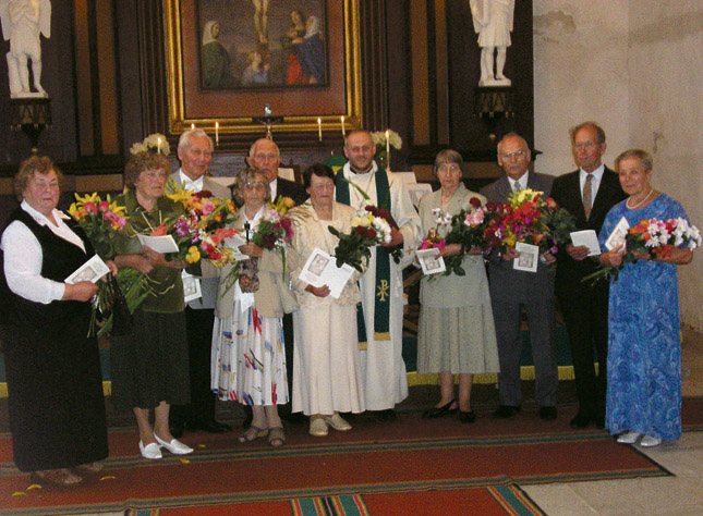 Kuldleerilapsed Ambla kirikus altari ees koos õpetaja Tõnu Linnasmäega.