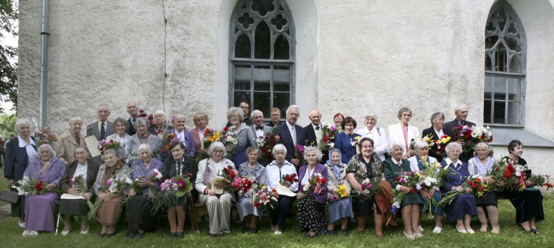 60 aastat tagasi leeris käinud «poisid-tüdrukud» Urvaste kiriku juures.