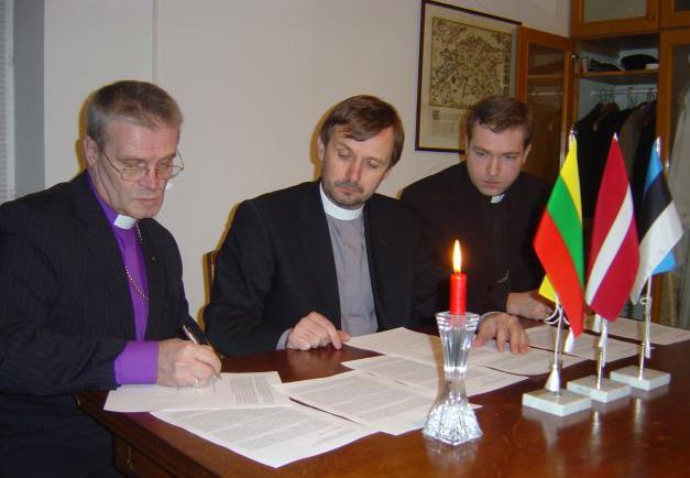 6. märtsil 2006 allkirjastasid Pärnus Andres Põder (vasakult), Janis Vanags ja Mindaugas Sabutis kirja, milles väljendavad muret osaduse üle nende Rootsi vaimulikega, kes õnnistavad samasoolisi paare.