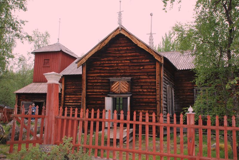Pielpajärvi kirik seisab sajandeid muutumatuna keset kõnnumaad.