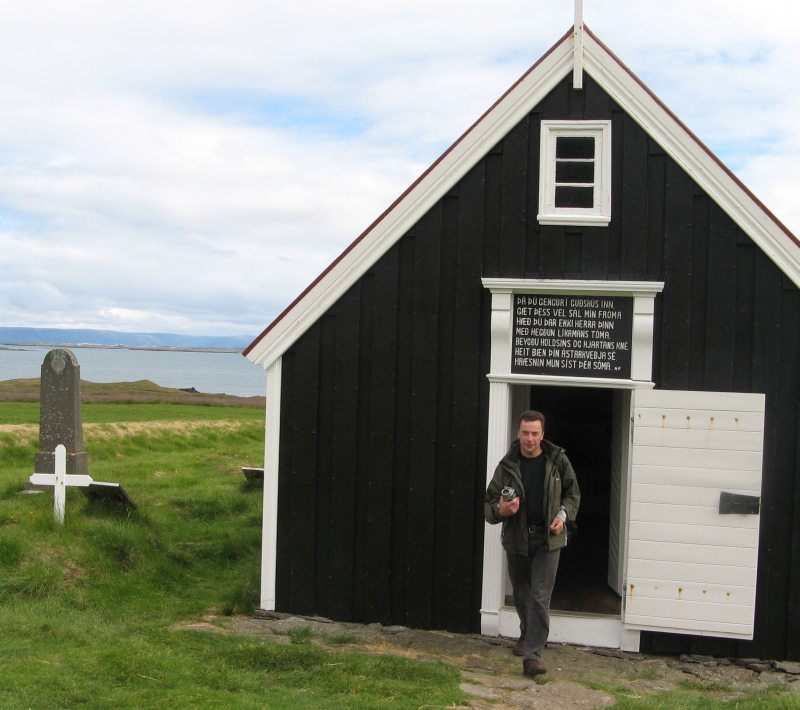 Taivo Lehesmetsa üheks hobiks on reisimine, enda sõnul eelkõige loodusreisid erilistes paikades. Fotol väljub ta Islandil Atlandi ookeani kaldal ühest väga väikesest erakirikust.