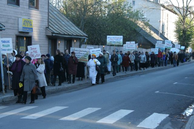 Palverännaku teekonnal kirikust kirikusse kandsid inimesed plakateid ja tõrvikuid. Foto: Kirsti Malmi