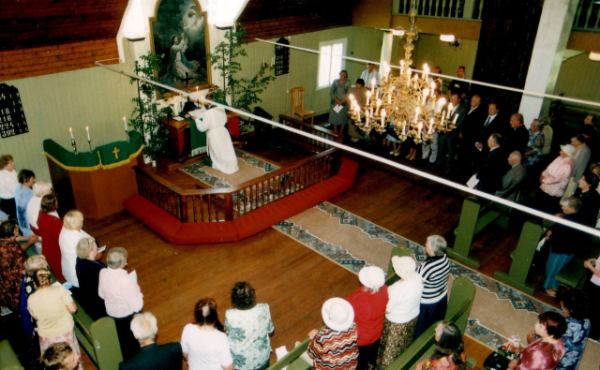 Palvemaja altari kohal ripub vennastekoguduse-aegne altarimaal.  Foto: Helme koguduse arhiiv
