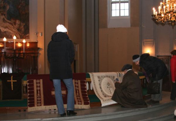 Õppepäevast osavõtjad tutvuvad Kaarli kiriku altari- ja kantslikatetega. Foto: Marju Raabe