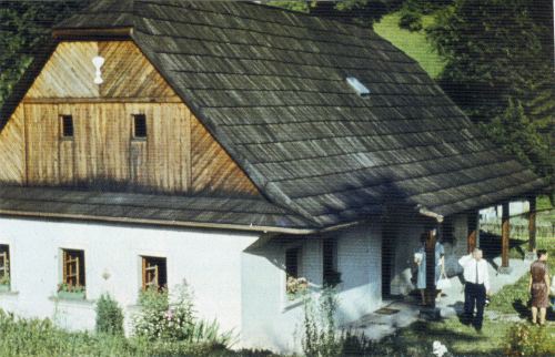 Tänaseni säilitatud palvemaja Domek na sboru Kagu-Böömimaal Kunvaldi külas, seal rajati 1457 vennasteühenduse esimene kogudus. Fotod: Risti Võit nr 178, august 2007