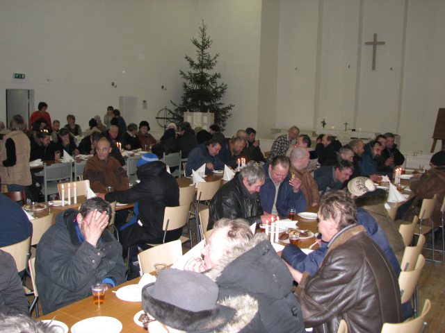 Peeteli kiriku saalis pakuti koguduserahva valmistatud jõulu lõunat 120 inimesele. Foto: Tiiu Pikkur
