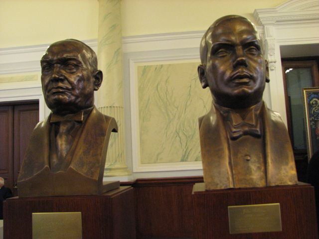 Eesti Panga ajaloolises Iseseisvussaalis on väärika koha leidnud Konstantin Pätsi (vasakult), Jüri Vilmsi pronksbüstid.