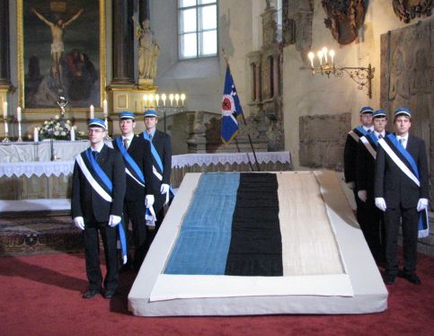 kiriku altariruumis eksponeeriti esimest sinimustvalget lippu. Foto: Tiiu Pikkur