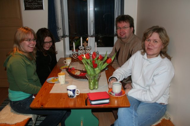 Tuovinenide pere taas Eestis:  vasakult Sarianna, Sallamari, Mika ja Anne Tuovinen. Foto: Kirsti Malmi