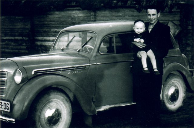 Meie esimene auto Moskvitš M401, ostetud sügisel 1958. Väike Rannar isa süles.