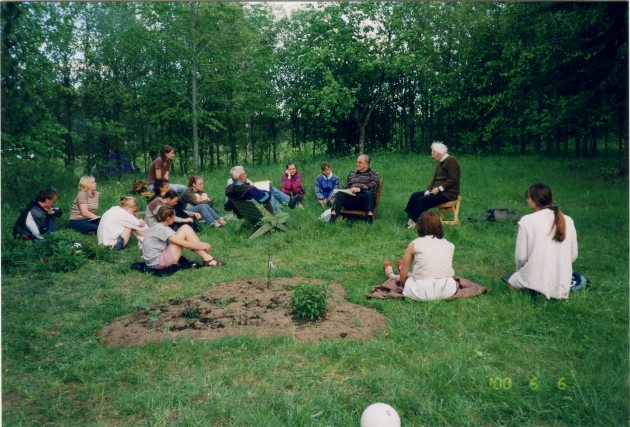 Suvesess Nelijärvel juunis 2000. Eenok Haamer ja Evald Saag vestlemas üliõpilastega. Fotod: TTA arhiiv