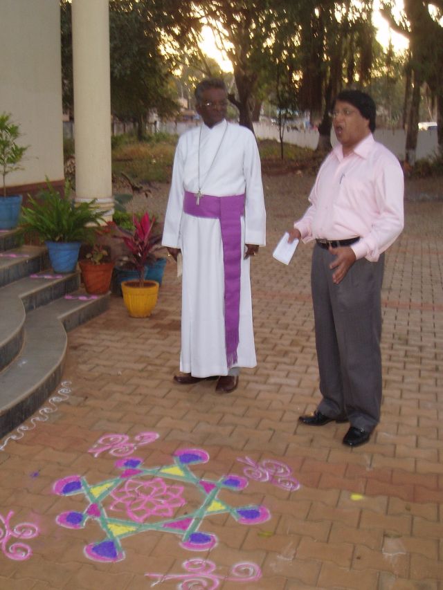 Lõuna-India Kiriku Põhja-Karnataka diötseesi piiskop J. Prabhakara RAO ja pastor Ravi Niranjan konsultatsiooni avades – peatrepi ees on õnnistust sooviv mandala. Fotod: Hedi Vilumaa