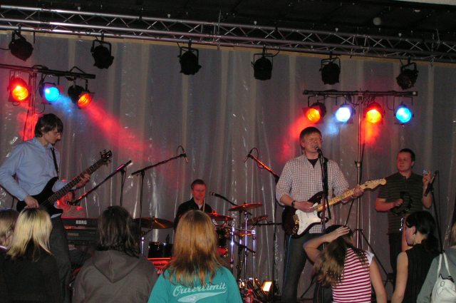 Muusikalist külakosti pakkus noortepäevalistele Eestis ja Soomes tuntud ansambel Crux Lääne-Nigulast. Foto: Lehte Jõe
