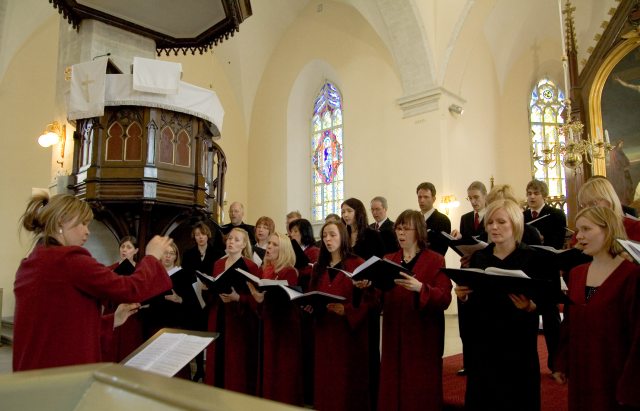 Tallinna Jaani koguduse kammerkoor tähistas oma 15. sünnipäeva meeleoluka kontserdiga. Foto: erakogu