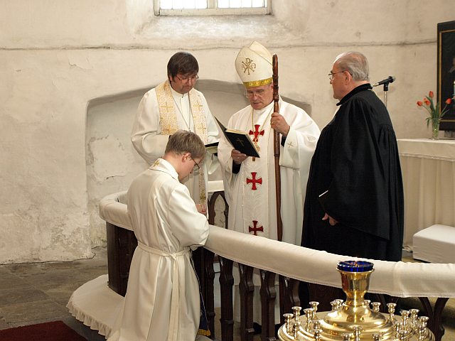 Põlvitades altari ees võtab Marek Roots Keila koguduse õpetajana vastu õnnistuse. Foto: Valdur Vacht