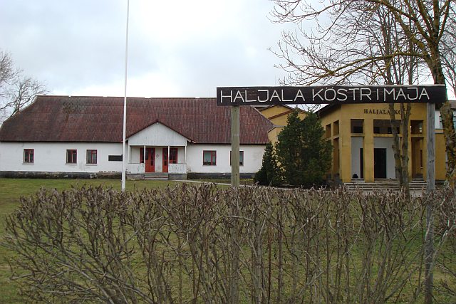 Neljast erineva vanusega majast koosnev hoonekompleks on Haljala gümnaasiumi koduks. Fotod: Sirje Semm