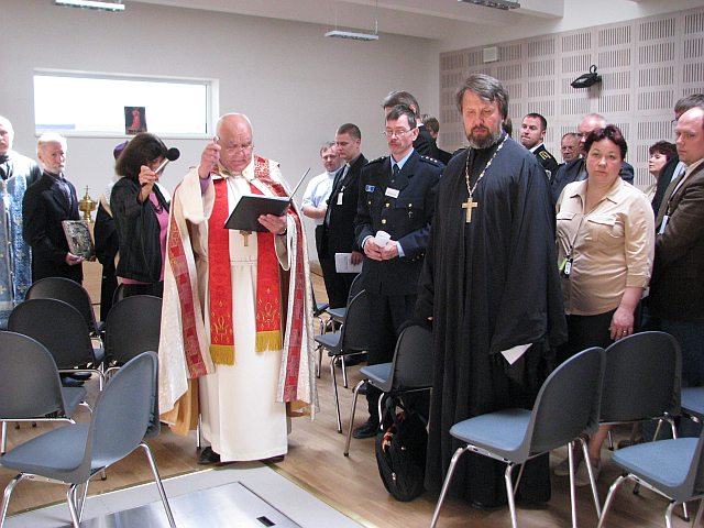 Piiskop Einar Soone Viru vangla kabelit pühitsemas. Foto: Tiiu Pikkur