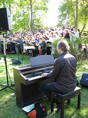 Ühendkoor kandis ette Roman Toi lauluvõistluse võidulaulu, Mart Siimeri «Hüüan Su poole», klaveril saatis loo autor. Foto: Tiiu Pikkur
