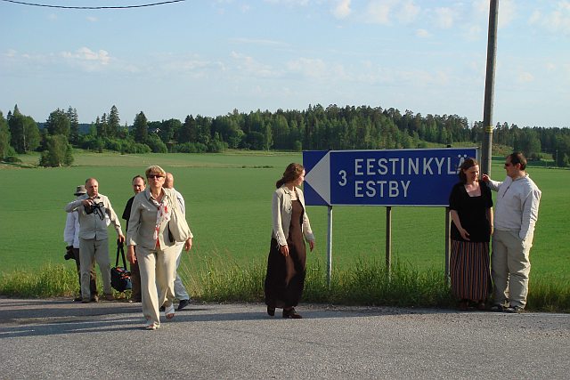 Espoo lähedal asub Eesti küla – Eestinkylä, mille nime päritolu annab selgesti mõista eestlaste kunagistest elupaikadest Soome lõunarannikul. Fotol jäädvustab end koduse  teeviida taustal eestlaste reisiseltskond. Foto: Lea Jürgenstein