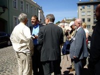 Saksa delegatsioon on jõudnud Tartu Jaani kiriku ette. Vestlushoos Jaani kiriku õpetaja Urmas Petti (vasakul) ja Wolfgang Vogelmann. Foto: Merje Mänd 