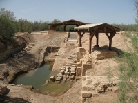 Jeesuse ristimise koht Jordani jõel, siin veenire ääres käivad turistid. Vastas on Iisrael.