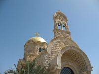 Jordani jõe äärde, paika, kus Jeesust ristiti, on viimastel aastatel kerkinud selle sündmuse mälestuseks kirik. Peamine rahastaja olevat keegi jõukas vene päritolu ärimees.