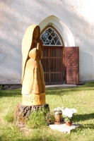 Püha Maria kuju Paistu kirikuaias tervitab jumalakotta tulijaid. Foto: Anna-Liisa Vaher