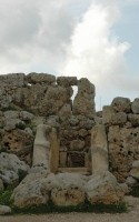 Gozo saarel asuva Ggantija templi kivid on u 5000 aastat tagasi seatud süsteemi, mille funktsiooni ei ole tänaseni kindlaks tehtud. Arvamuste kohaselt on aga tegemist matriarhaalse ühiskonna produktiga, sest templisarnase ehitise pealtvaade kujutab lopsakaid naisi – ema ja tütart, nagu seda rahvasuus kutsutakse. Arvata on ka, et ühes topeltringi-kujulises hoones olid altarid, teises hoiti vajalikke rohtusid ning õli. 