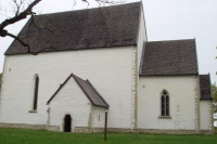 13. sajandi lõpukümnendeil ehitatud kivist Muhu Katariina kirik taaspühitseti 1994. aasta mais. 