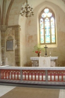 Muhu kirikus on säilinud selle ehitamisajast dolomiidist altarilaud. Klassitsistlikus stiilis altar on aastast 1827, altarimaal on maalitud 1788 ja pärineb eelmisest altarist.