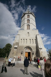 Vastpühitsetud Narva kiriku torn saab 20. augustil valgustuse, mis avatakse õhtuse kontserdiga «Rütmid ja värvid». Foto: koguduse arhiiv