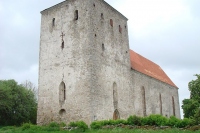 Pöide Maarja kirik pärineb 14. sajandi I poolest ja on pärast 1940. aasta põlengut taastamata. 