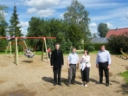 Ettevõtlikud koostööpartnerid Nõo uuel mänguväljakul: Mart Jaanson (vasakult), Üllar ja Anneli Zeigo ning Rein Sangernebo.  Foto: koguduse arhiiv