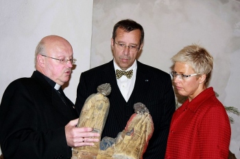 Haapsalu koguduse õpetaja Tiit Salumäe tutvustas president Toomas Hendrik Ilvesele ja proua Evelin Ilvesele kiriku ajalooväärtusi. Foto: Arvo Tarmula