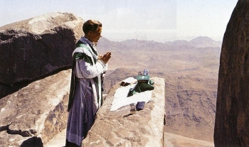 Isa Vello Salo Siinai poolsaarel Moosese mäel aastal 1957, palverännakul pärast preestriks pühitsust. Foto: erakogu