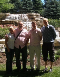 Chicagos Willow creeki koguduse aias on pildile jäädvustatud (vasakult) Jana ja Kenno Leier, Meelis Kibuspuu ja Henri Lehtsaar. Foto: erakogu