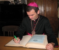 Maarja medali laureaat piiskop Philippe Jourdan tegemas sissekannet koguduse külalisraamatusse. Foto: Tiiu Pikkur