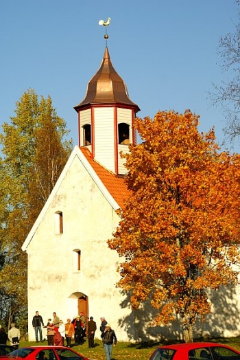 Uhiuues kuues Taagepera kirik: valminud on nägus kivikatus, pilkupüüdev vaskne tornikiiver ja kullasäras tornikukk ning kuul. Foto: Merje Talvik