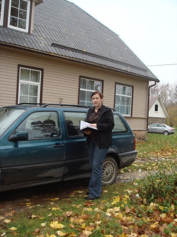 Maakoguduse kirikuõpetaja olulisimaks töövahendiks on auto. Anna-Liisa Vaher soetas neljarattalise sõiduriista vallavalitsuse ja toetusfondilt saadud kolimistoetuse abiga. Foto: Rita Puidet